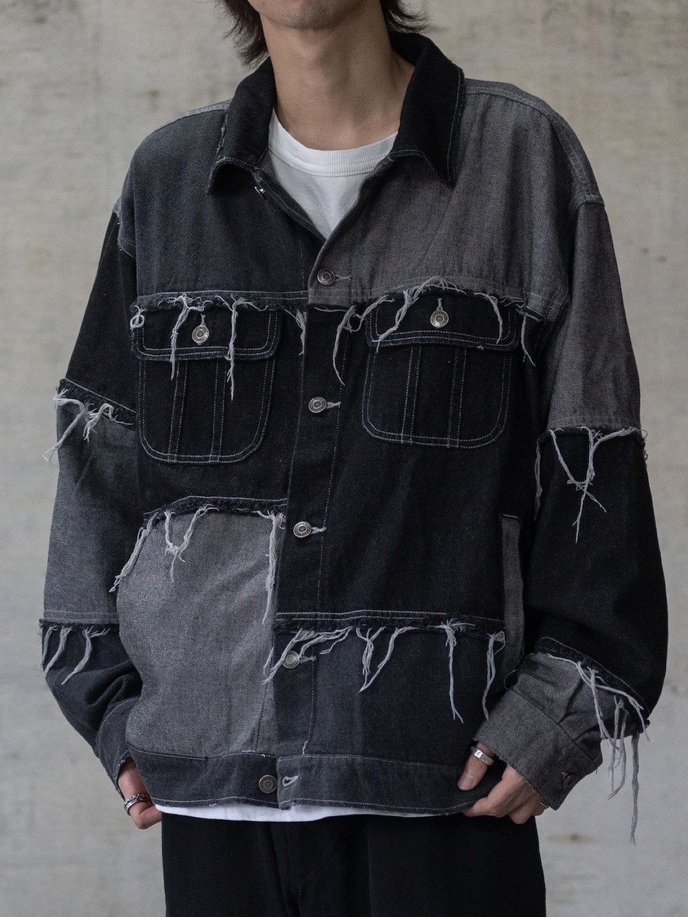 ブラック系のデニムパンツ、ブラック系のデニムジャケット、ブラック系のスニーカーを着用したメンズの冬コーディネートの2枚目の写真