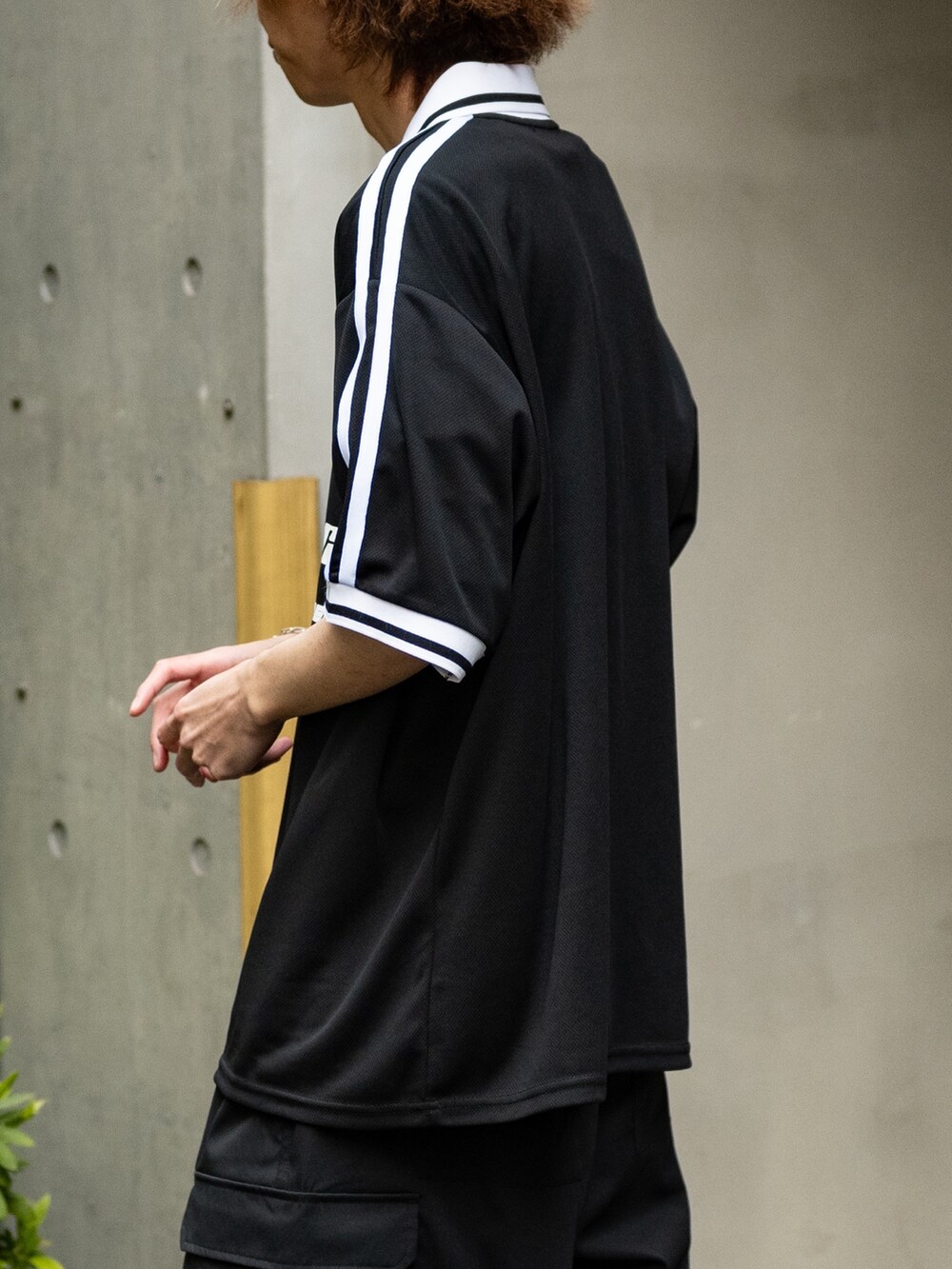 ブルー系のカーゴパンツ、ブラック系のTシャツ/カットソーを着用したメンズの春コーディネートの3枚目の写真