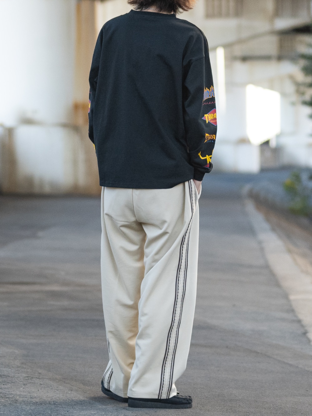 ベージュ系のジャージ、ブラック系のTシャツ/カットソーを着用したメンズの冬コーディネートの3枚目の写真