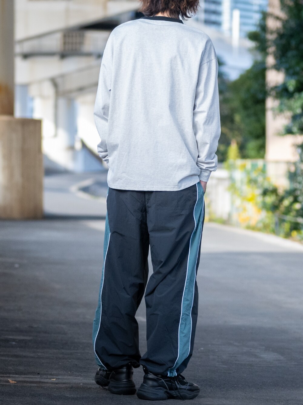 グレー系のTシャツ/カットソー、グレー系のカーゴパンツを着用したメンズの冬コーディネートの3枚目の写真