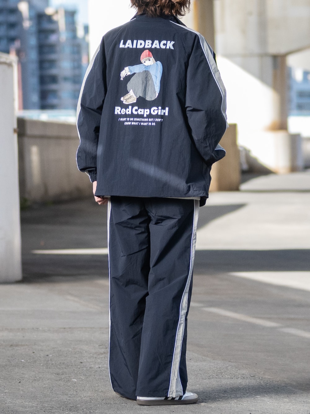 ホワイト系のスニーカー、ブルー系のナイロンジャケット、グレー系のTシャツ/カットソーを着用したメンズの冬コーディネートの3枚目の写真