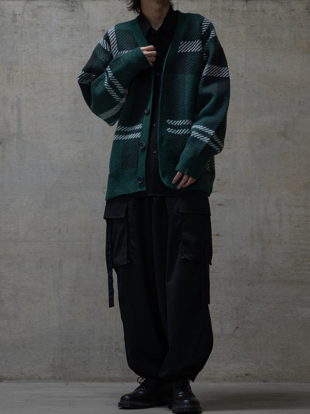 ブラック系のシャツ/ブラウス、ブラック系のブーツ、グリーン系のカーゴパンツを着用したメンズの秋コーディネートの2枚目の写真