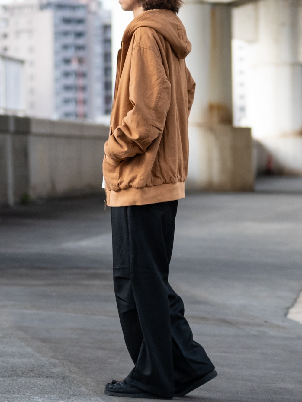 ブルー系のカーゴパンツ、イエロー系のパーカーを着用したメンズの冬コーディネートの2枚目の写真