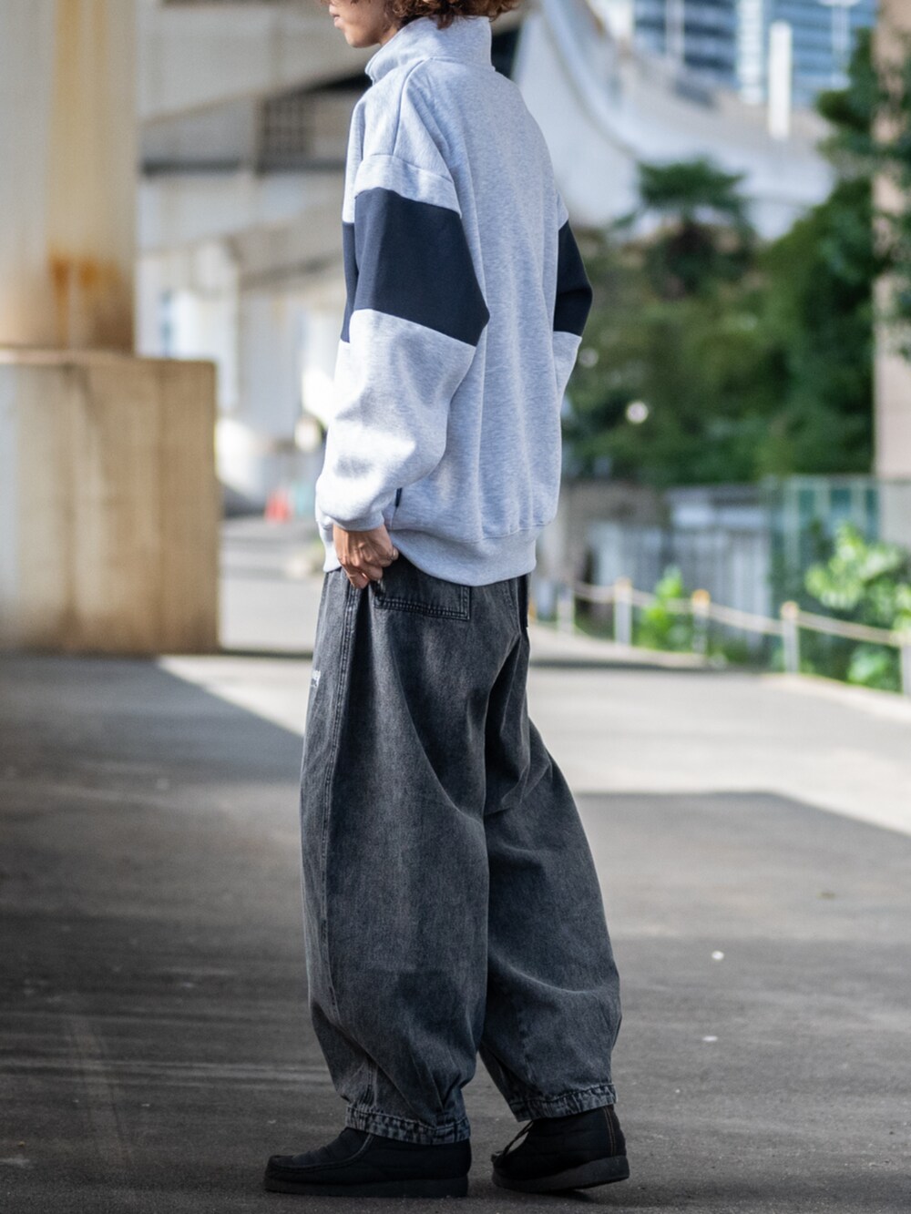 ブラック系のデニムパンツ、グレー系のスウェットを着用したメンズの秋コーディネートの2枚目の写真