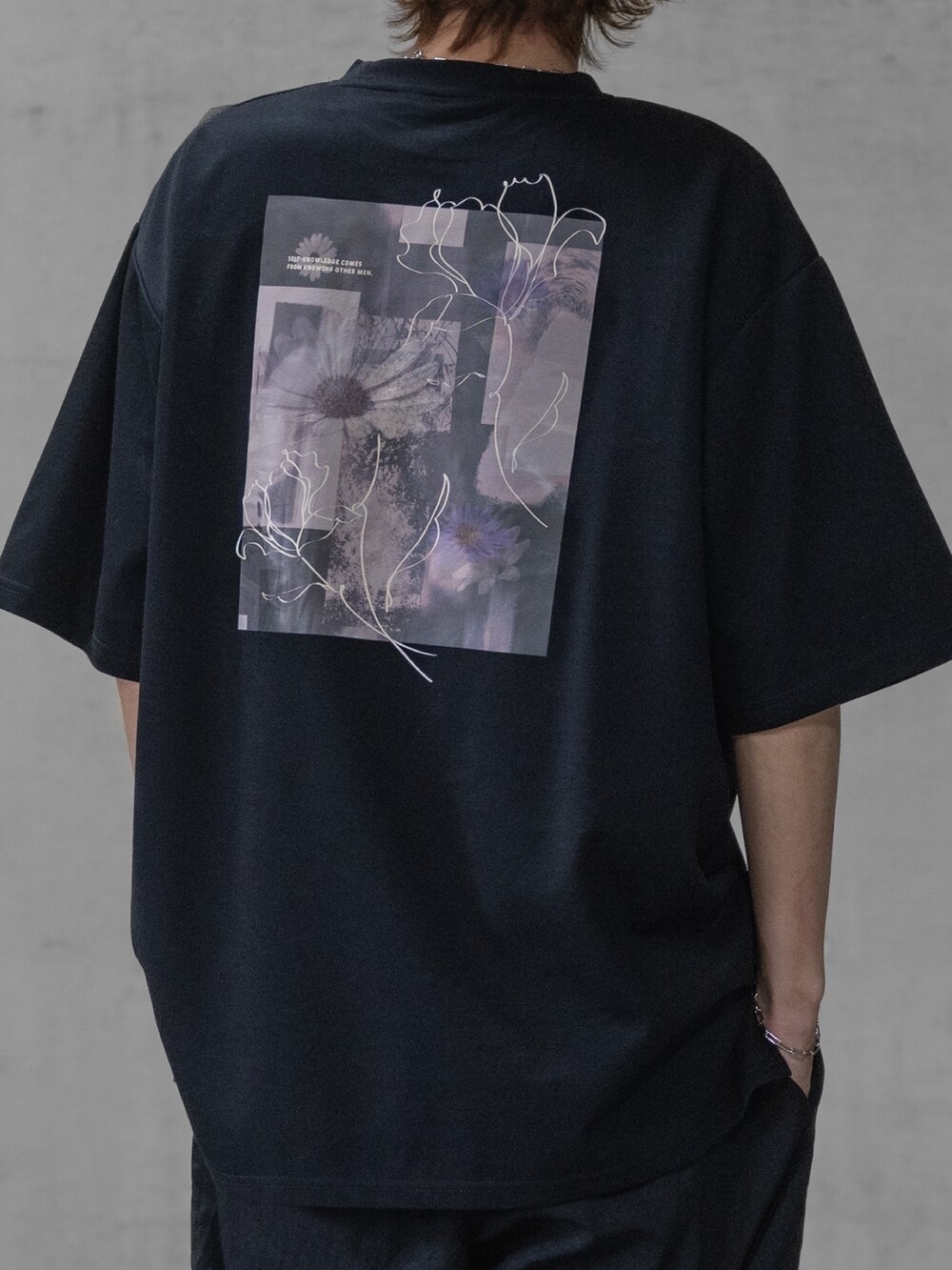 ブラック系のデニムパンツ、ブラック系のドレスシューズ、ブラック系のTシャツ/カットソーを着用したメンズの春コーディネートの3枚目の写真