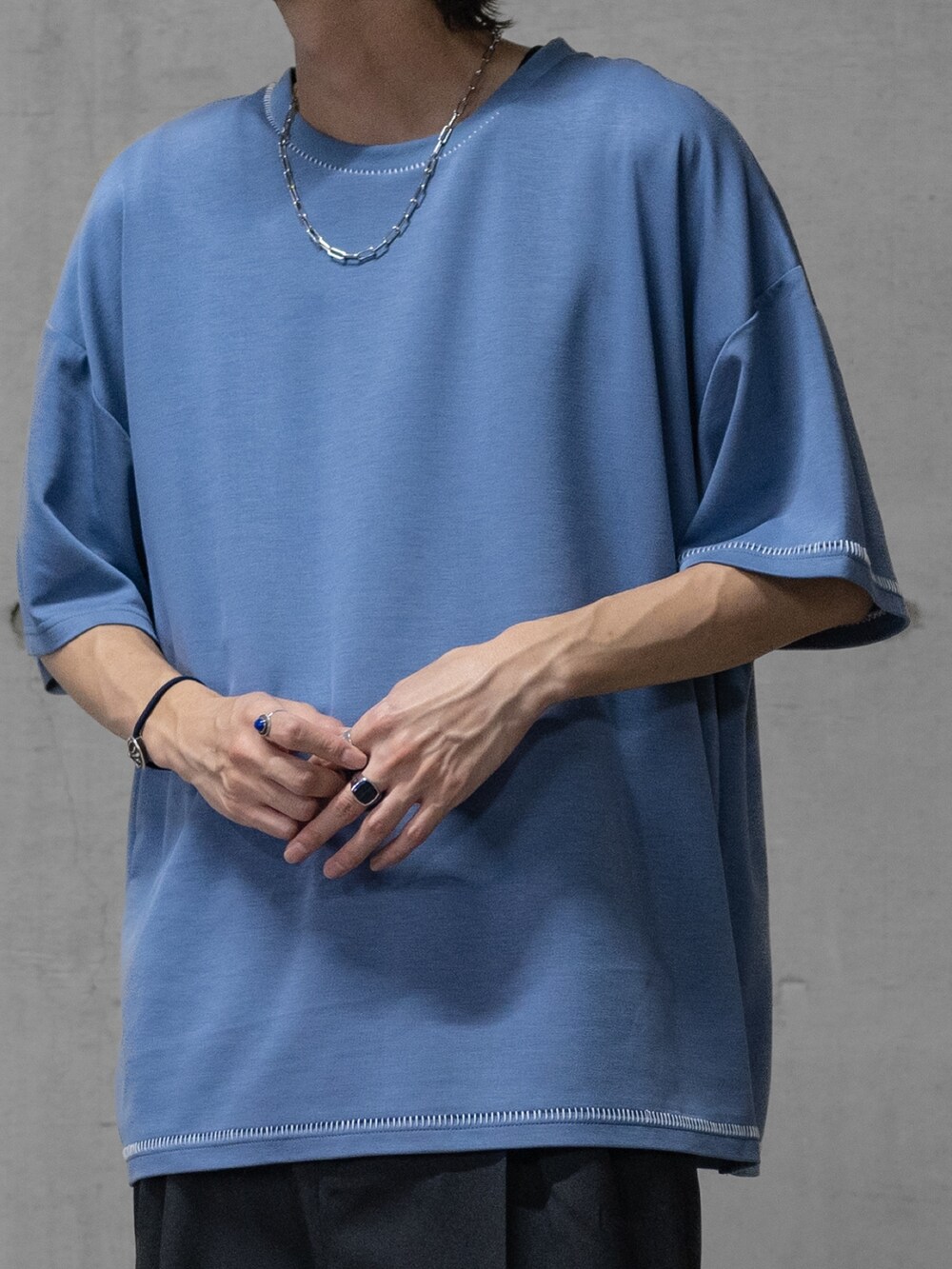 グレー系のその他パンツ、ブラック系のドレスシューズ、ブルー系のTシャツ/カットソーを着用したメンズの春コーディネートの2枚目の写真