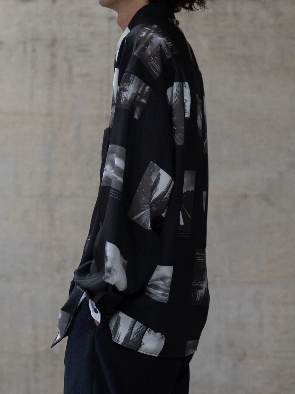 ブラック系のブーツ、ブラック系のシャツ/ブラウスを着用したメンズの春コーディネートの3枚目の写真