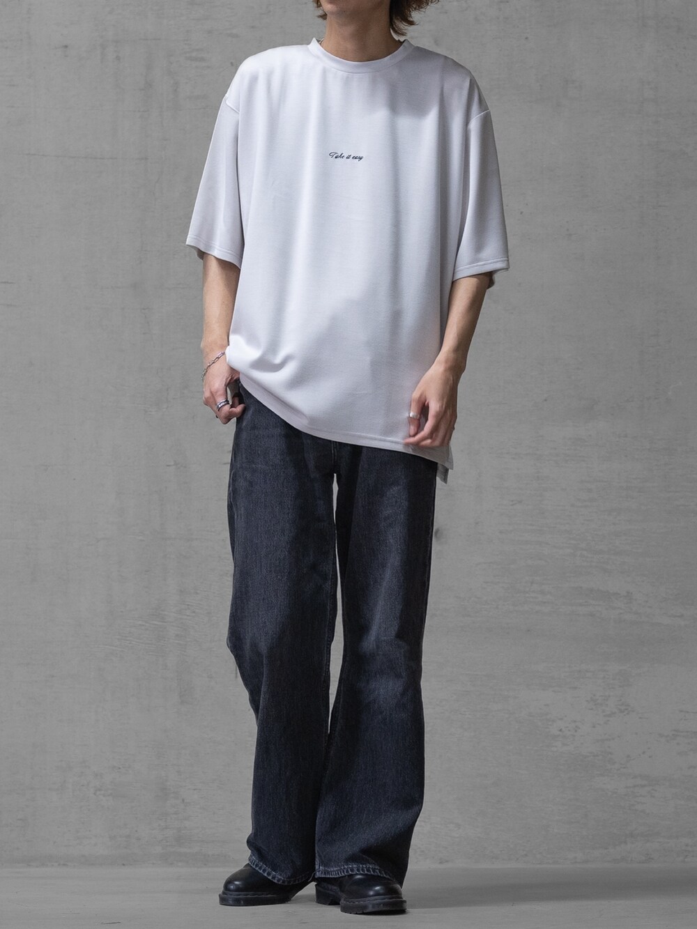 グレー系のTシャツ/カットソー、ブラック系のドレスシューズを着用したメンズの春コーディネートの2枚目の写真