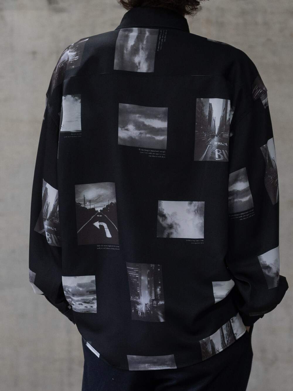 ブラック系のブーツ、ブラック系のシャツ/ブラウスを着用したメンズの春コーディネートの4枚目の写真