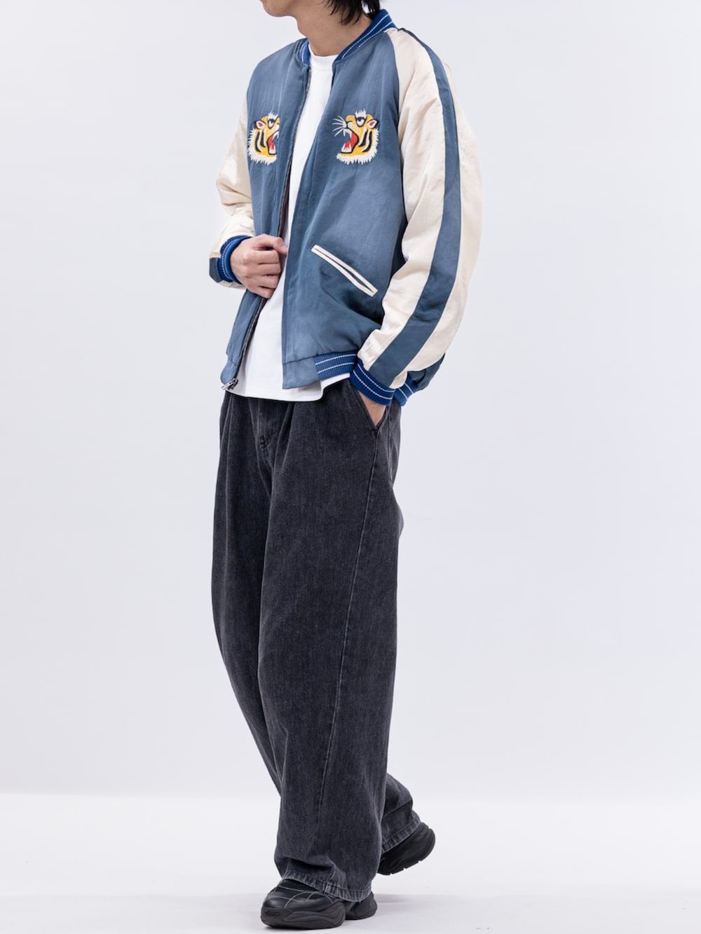 ブルー系のスカジャンを着用したメンズの冬コーディネートの2枚目の写真