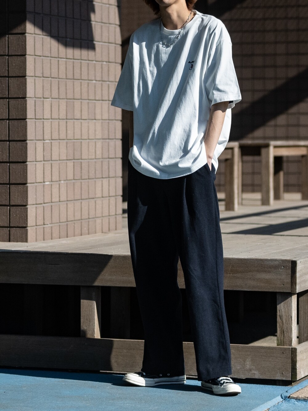「プチプラ、春夏コーデ、Tシャツ、メンズファッション、カジュアル、スラックス、ワイドパンツ、スニーカー、candyfantasy、johnscloset、UNIQLO、converse」｜「UNIQLOのアイテム（スラックス、グレー系）」を使った、ますさん（メンズ・177cm）の春コーディネートの2枚目の写真