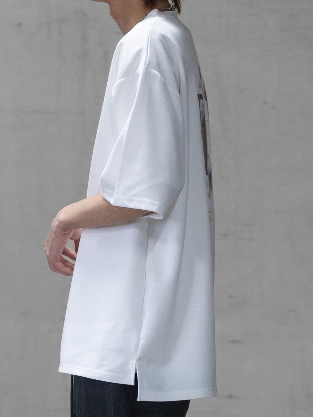 ブラック系のその他パンツ、ブラック系のドレスシューズ、ホワイト系のTシャツ/カットソーを着用したメンズの春コーディネートの4枚目の写真