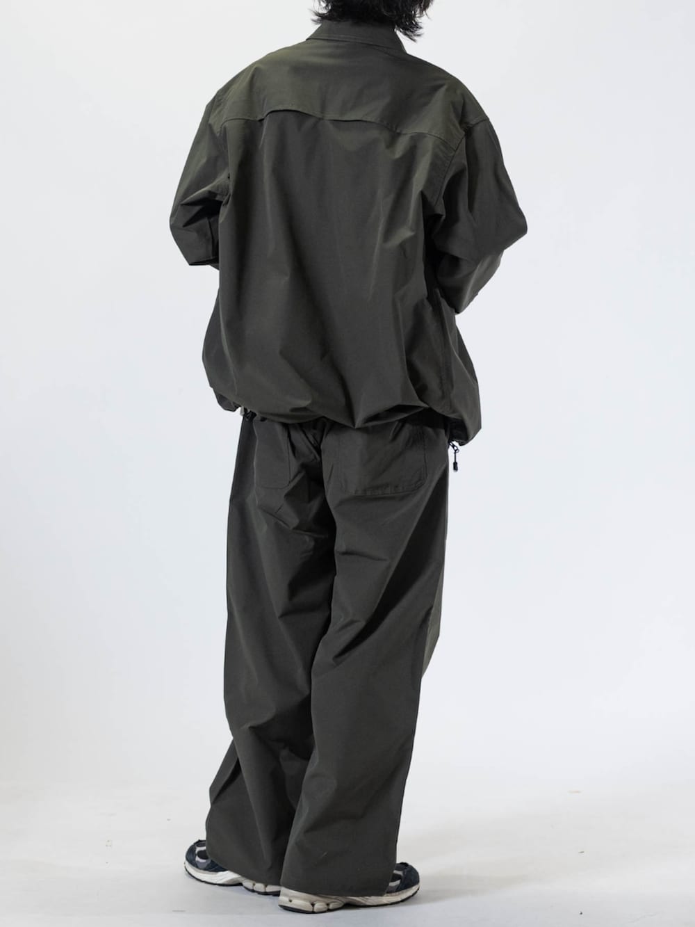 ブラック系のスニーカー、グリーン系のチノパンツ、グリーン系のシャツ/ブラウスを着用したメンズの夏コーディネートの3枚目の写真