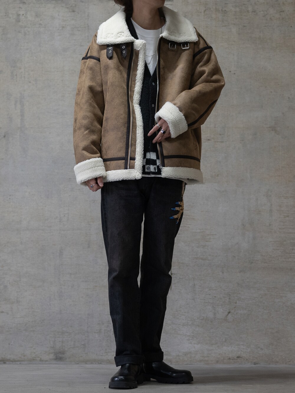 ブラック系のブーツ、ブラック系のカーディガン/ボレロ、ホワイト系のTシャツ/カットソーを着用したメンズの秋コーディネートの2枚目の写真