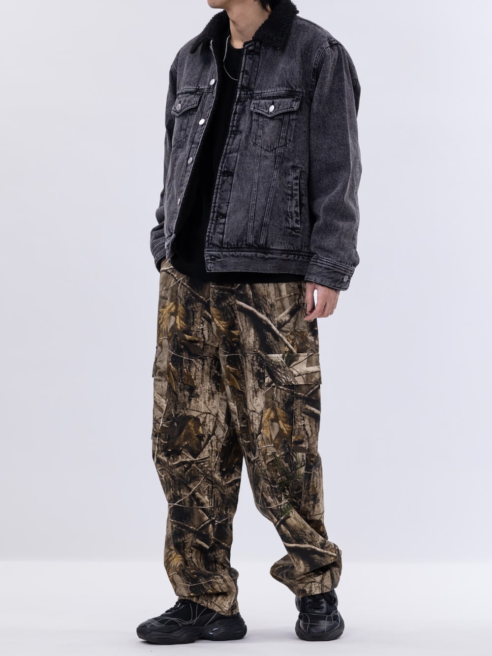 その他のカーゴパンツ、ブラック系のデニムジャケット、ブラック系のTシャツ/カットソーを着用したメンズの冬コーディネートの2枚目の写真