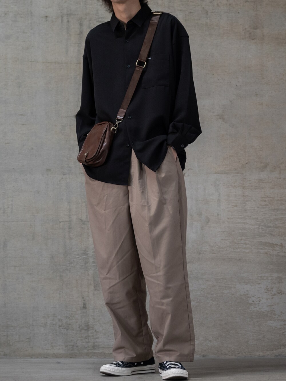 ブラック系のスニーカー、ブラック系のシャツ/ブラウス、ブラウン系のショルダーバッグを着用したメンズの秋コーディネートの2枚目の写真
