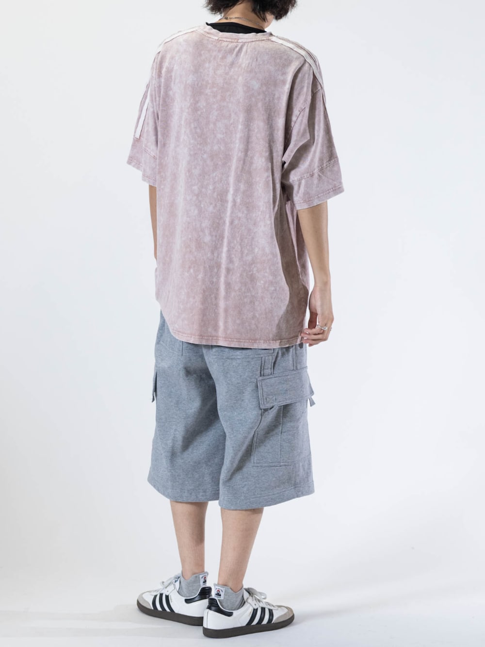 ホワイト系のスニーカー、ピンク系のTシャツ/カットソー、グレー系のスウェットパンツを着用したメンズの夏コーディネートの3枚目の写真