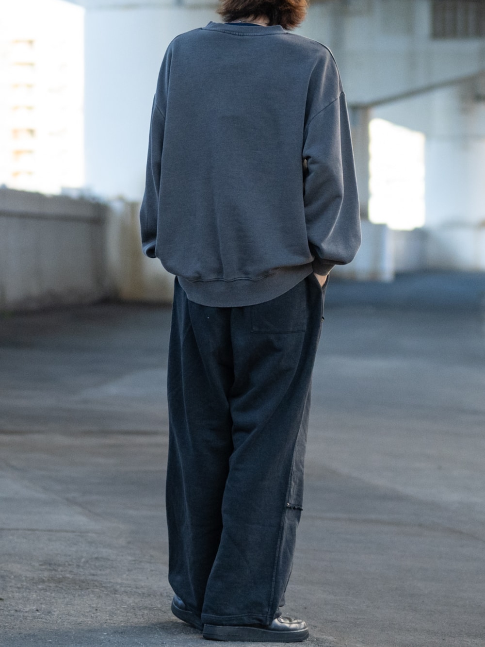 ブラック系のスウェットを着用したメンズの冬コーディネートの3枚目の写真