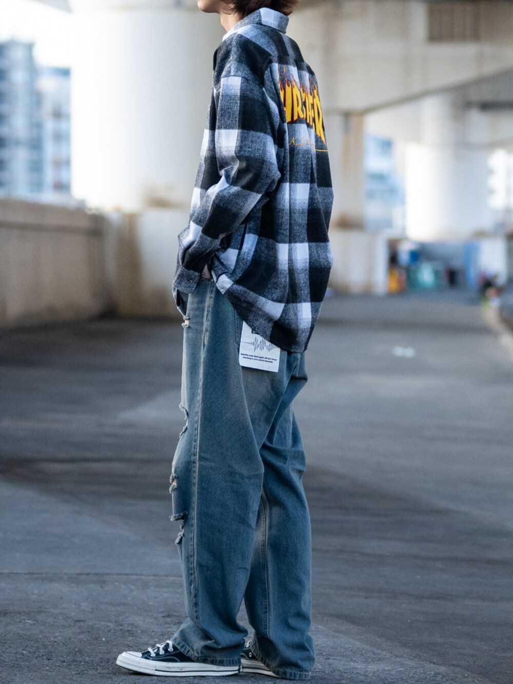 ブラック系のデニムパンツ、ブラック系のスニーカー、ブラック系のシャツ/ブラウスを着用したメンズの秋コーディネートの2枚目の写真