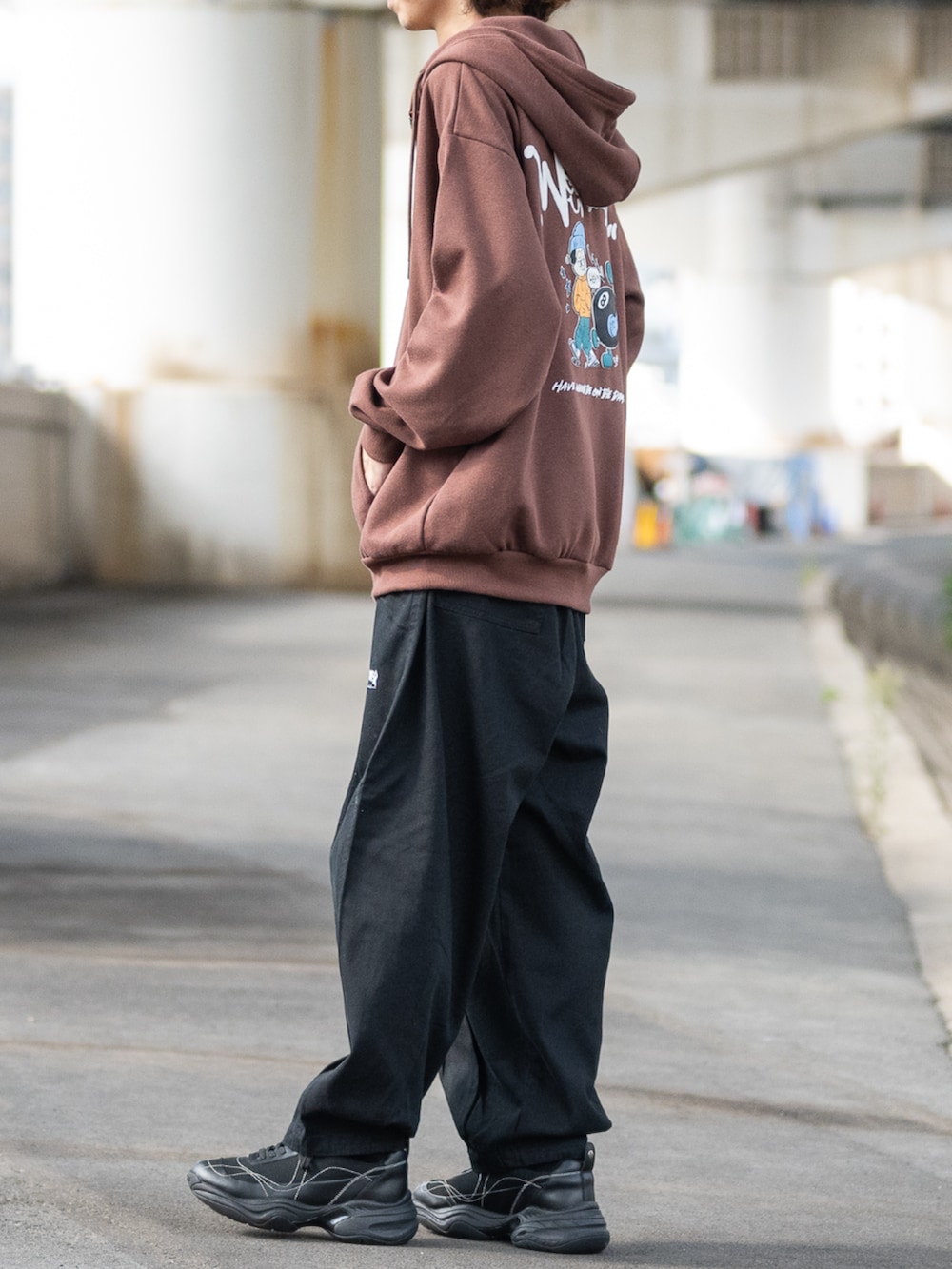 ブラウン系のパーカー、ブラック系のデニムパンツを着用したメンズの秋コーディネートの2枚目の写真