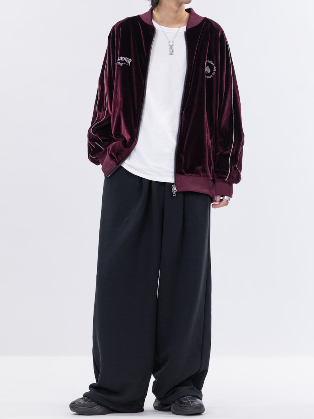 パープル系のスカジャンを着用したメンズの秋コーディネートの3枚目の写真