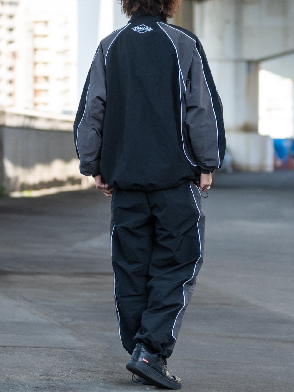 ブラック系のその他パンツ、ブラック系のナイロンジャケットを着用したメンズの冬コーディネートの3枚目の写真