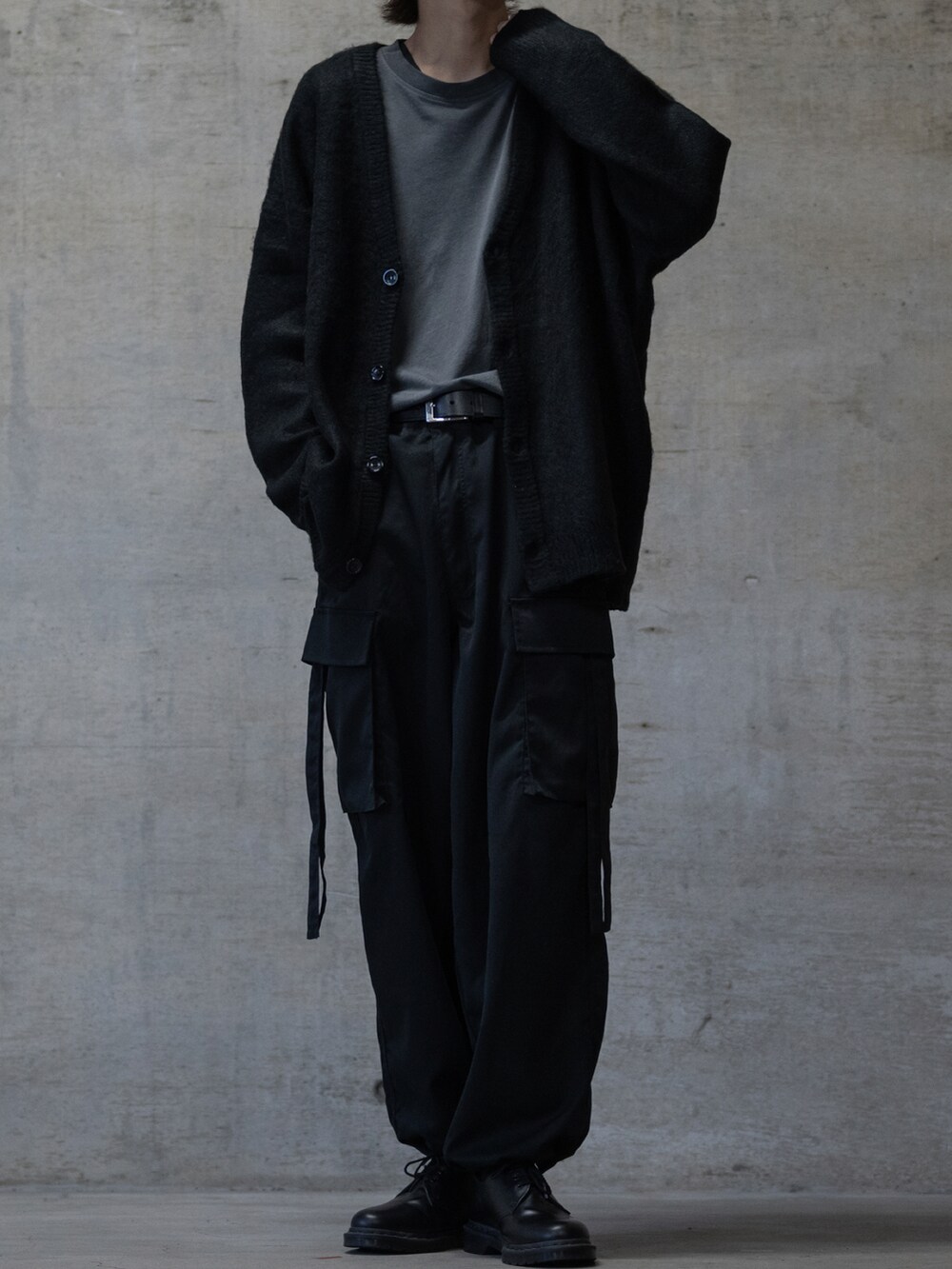 ブラック系のカーゴパンツ、ブラック系のブーツ、ブラック系のカーディガン/ボレロを着用したメンズの夏コーディネートの2枚目の写真