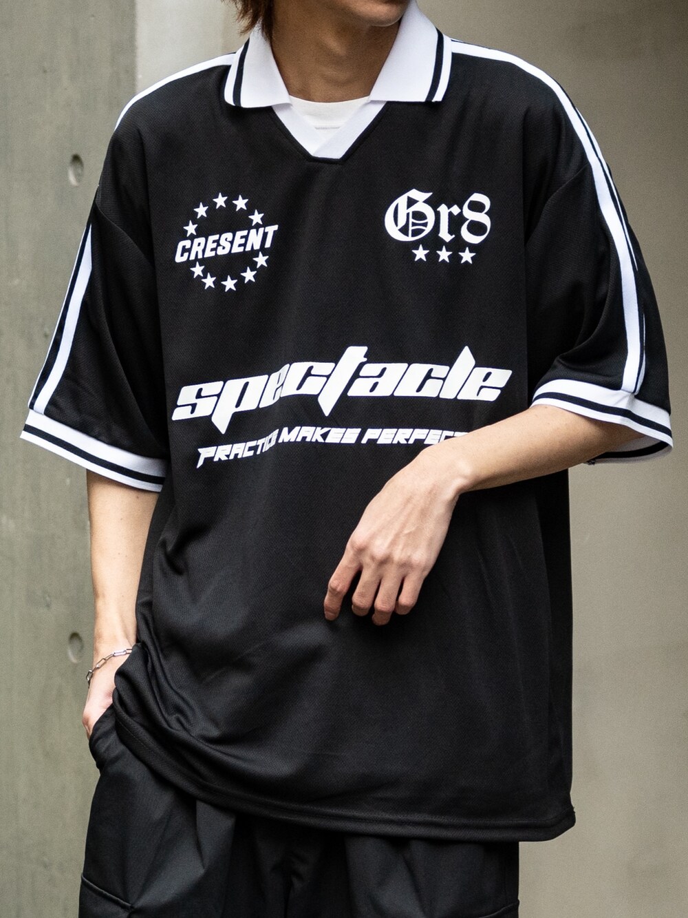 ブルー系のカーゴパンツ、ブラック系のTシャツ/カットソーを着用したメンズの春コーディネートの2枚目の写真