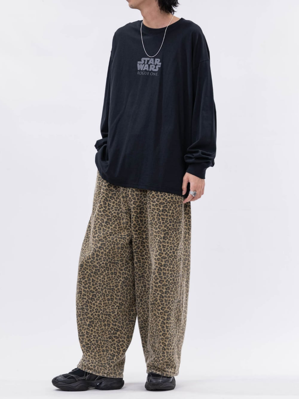 ブラック系のTシャツ/カットソーを着用したメンズの秋コーディネートの2枚目の写真