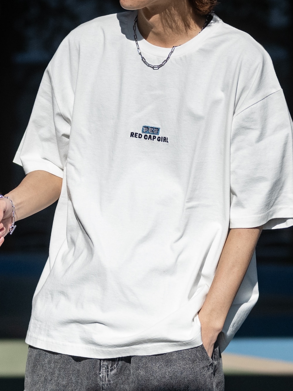 ブラック系のカーゴパンツ、ホワイト系のスニーカー、ホワイト系のTシャツ/カットソーを着用したメンズの春コーディネートの5枚目の写真