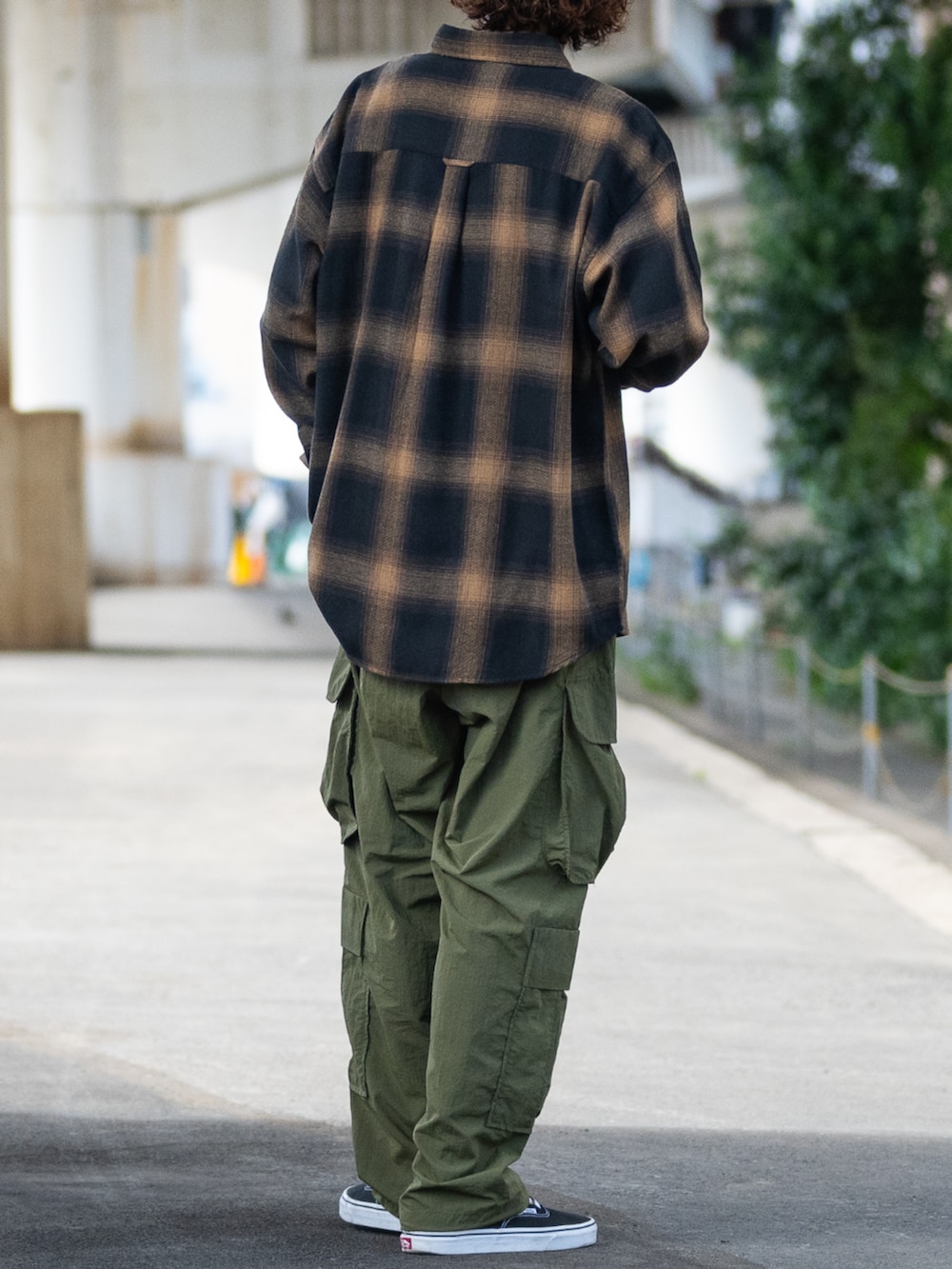 ブラック系のシャツ/ブラウス、ホワイト系のカーゴパンツを着用したメンズの秋コーディネートの3枚目の写真