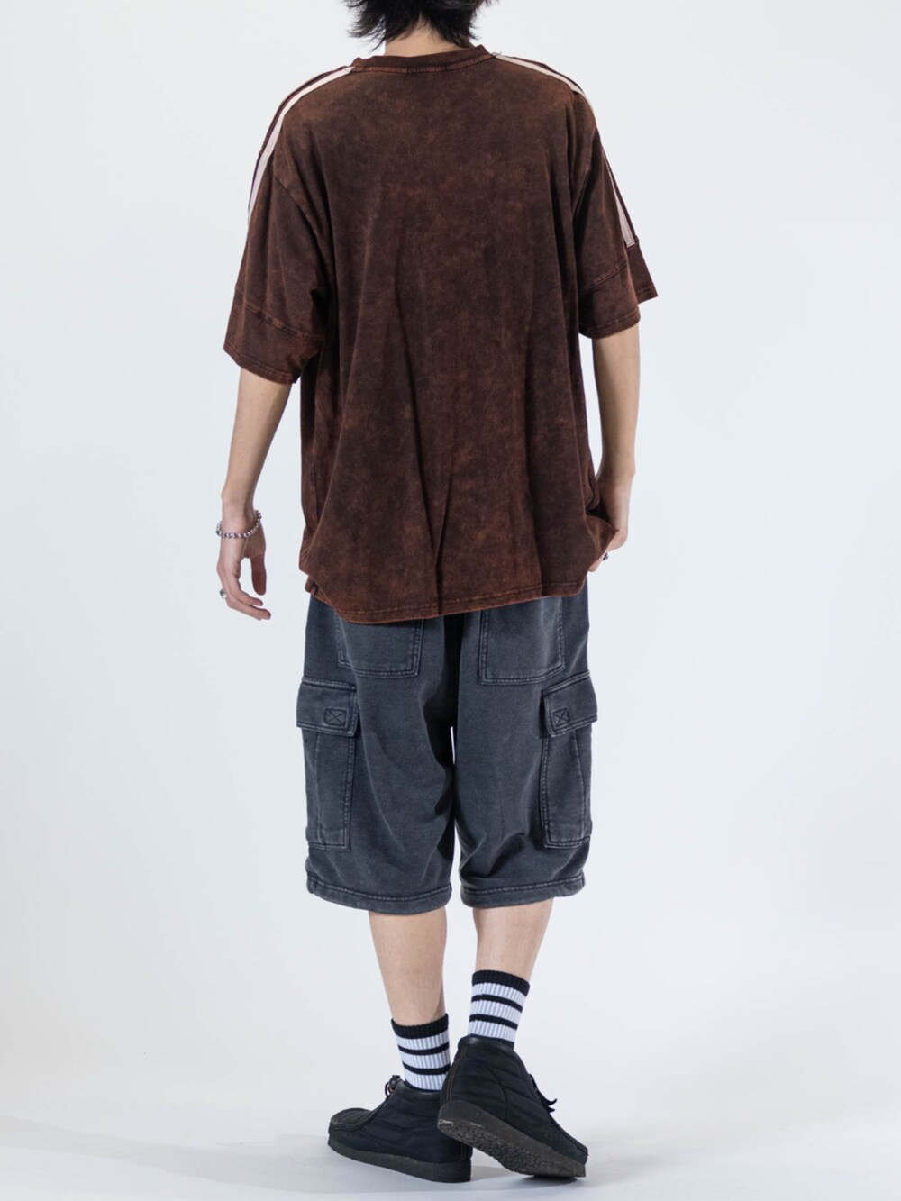 ブラック系のスニーカー、ブラウン系のTシャツ/カットソー、グレー系のその他パンツを着用したメンズの夏コーディネートの3枚目の写真