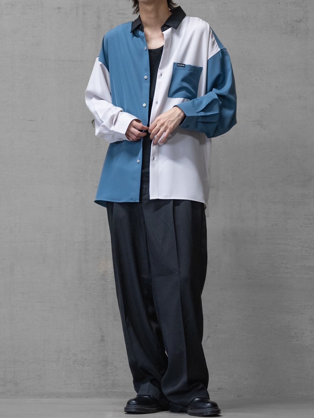 グレー系のシャツ/ブラウス、ブラック系のその他パンツ、ブラック系のドレスシューズを着用したメンズの夏コーディネートの2枚目の写真