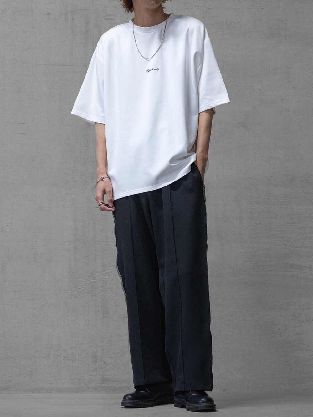 ブラック系のその他パンツ、ブラック系のドレスシューズ、ホワイト系のTシャツ/カットソーを着用したメンズの春コーディネートの2枚目の写真