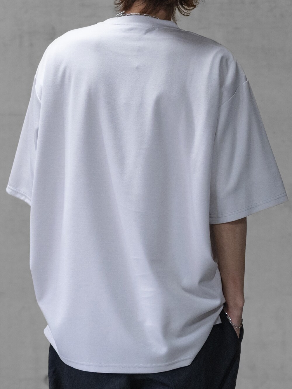 ブラック系のデニムパンツ、ブラック系のドレスシューズ、グレー系のTシャツ/カットソーを着用したメンズの春コーディネートの4枚目の写真