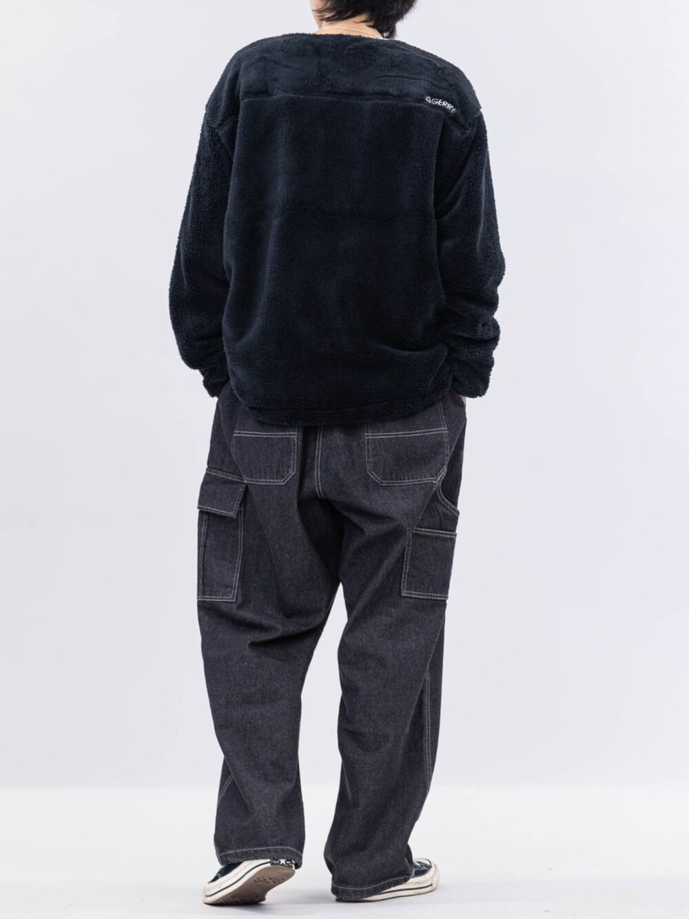 ブラック系のスニーカー、ホワイト系のTシャツ/カットソー、ブラック系のブルゾンを着用したメンズの冬コーディネートの3枚目の写真