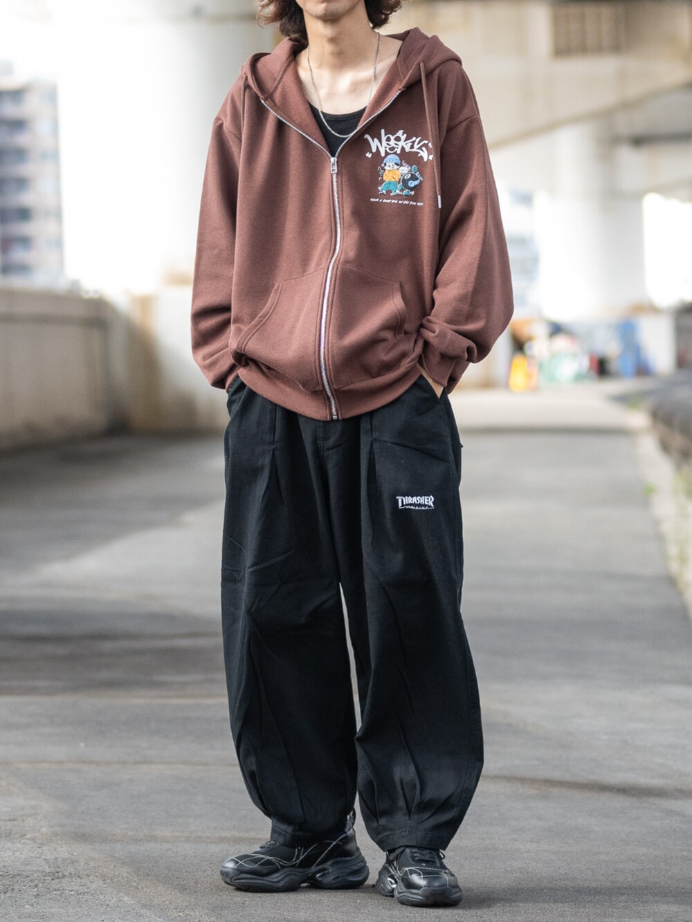 ブラウン系のパーカー、ブラック系のデニムパンツを着用したメンズの秋コーディネートの3枚目の写真