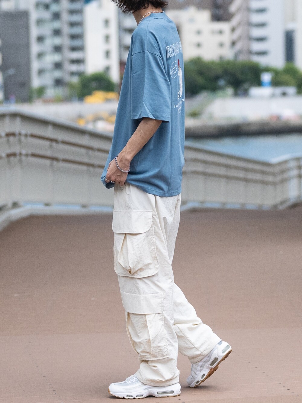 ホワイト系のカーゴパンツ、ブルー系のTシャツ/カットソーを着用したメンズの夏コーディネートの2枚目の写真