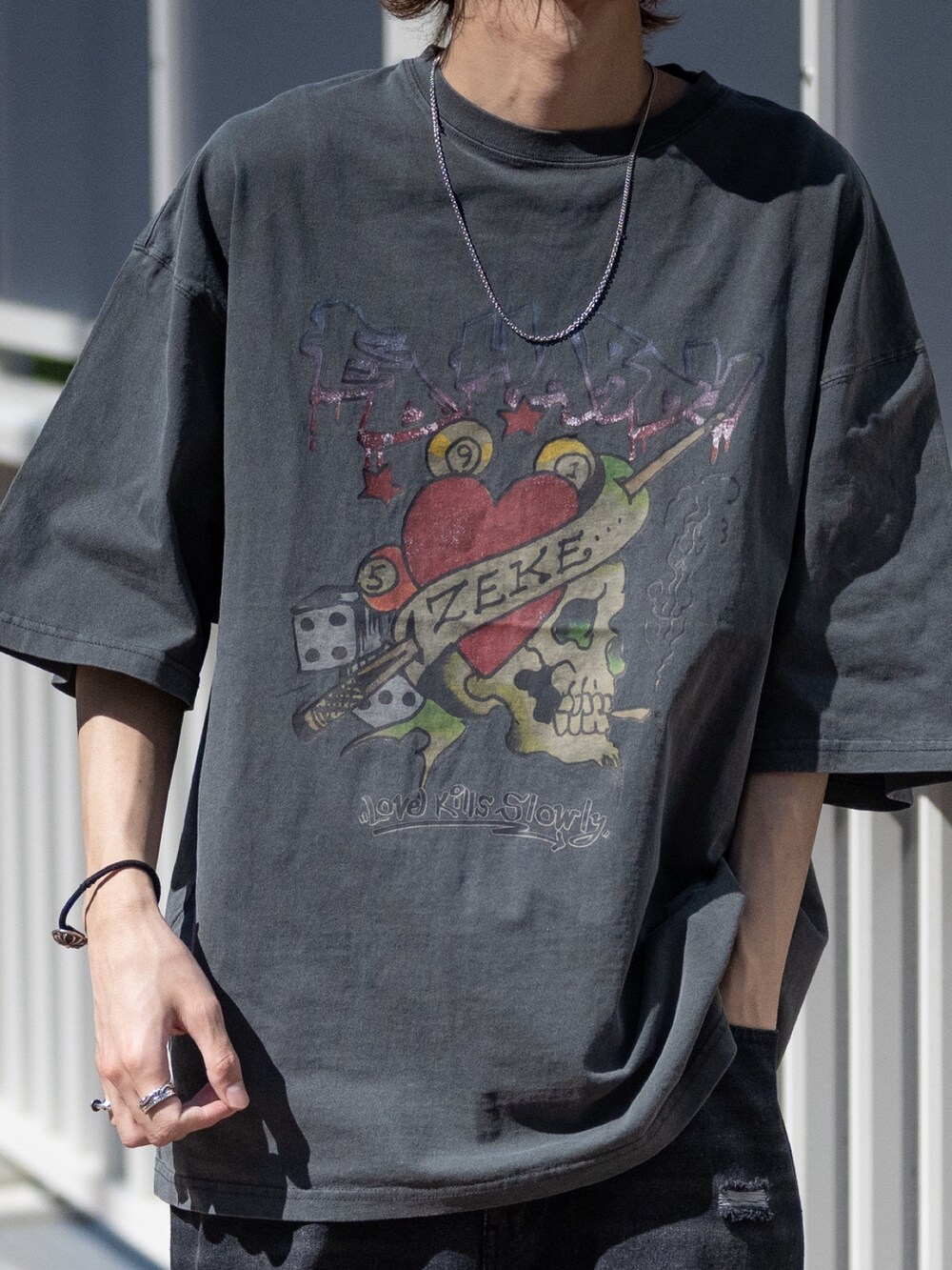 ブラック系のデニムパンツ、グレー系のTシャツ/カットソーを着用したメンズの春コーディネートの2枚目の写真