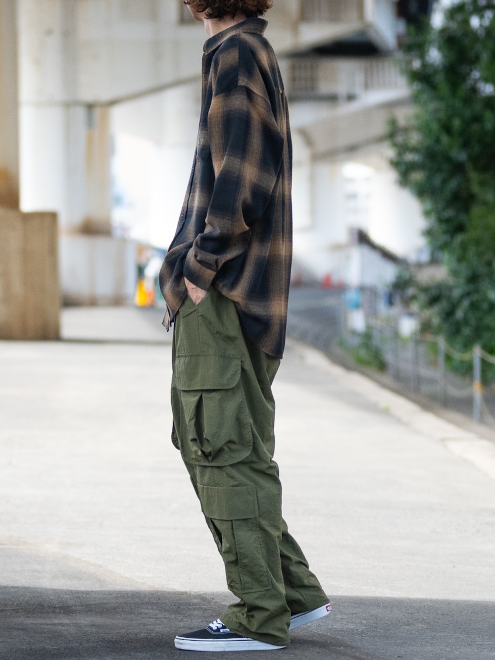 ブラック系のシャツ/ブラウス、ホワイト系のカーゴパンツを着用したメンズの秋コーディネートの2枚目の写真