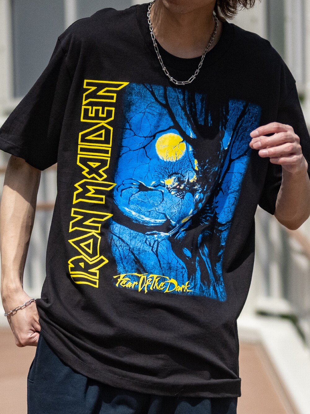 ブラック系のTシャツ/カットソー、ブラック系のスニーカー、ブルー系のスウェットパンツを着用したメンズの春コーディネートの2枚目の写真