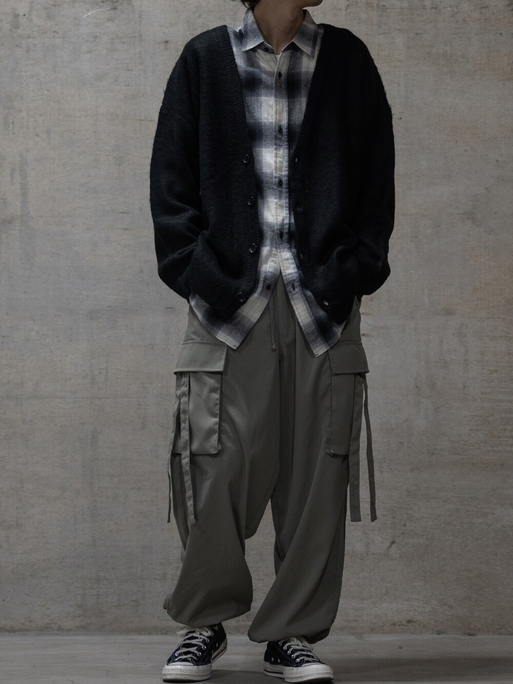 ブラック系のスニーカー、グリーン系のカーゴパンツ、ホワイト系のシャツ/ブラウスを着用したメンズの秋コーディネートの2枚目の写真