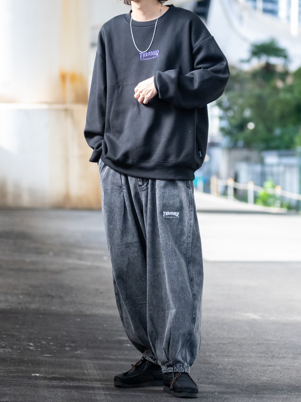 ブラック系のスウェット、ブラック系のデニムパンツを着用したメンズの秋コーディネートの3枚目の写真