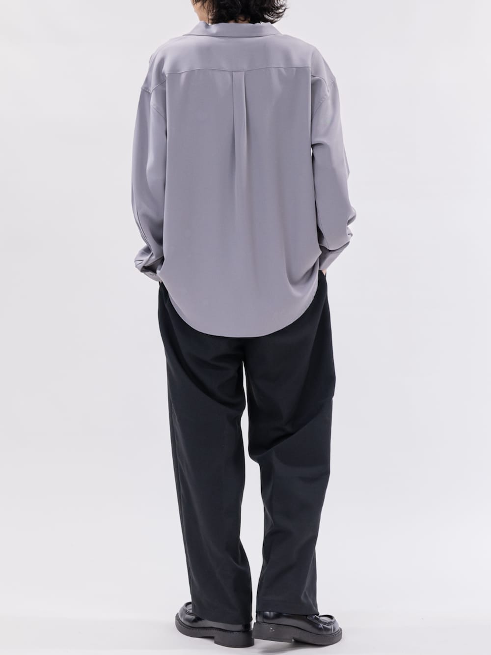 ブラック系のその他パンツ、グレー系のシャツ/ブラウスを着用したメンズの冬コーディネートの3枚目の写真