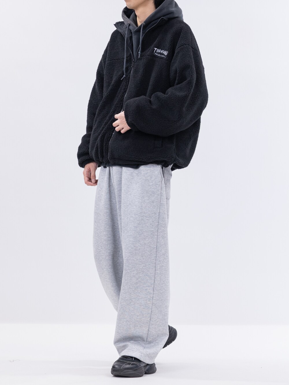 ブラック系のナイロンジャケットを着用したメンズの冬コーディネートの5枚目の写真