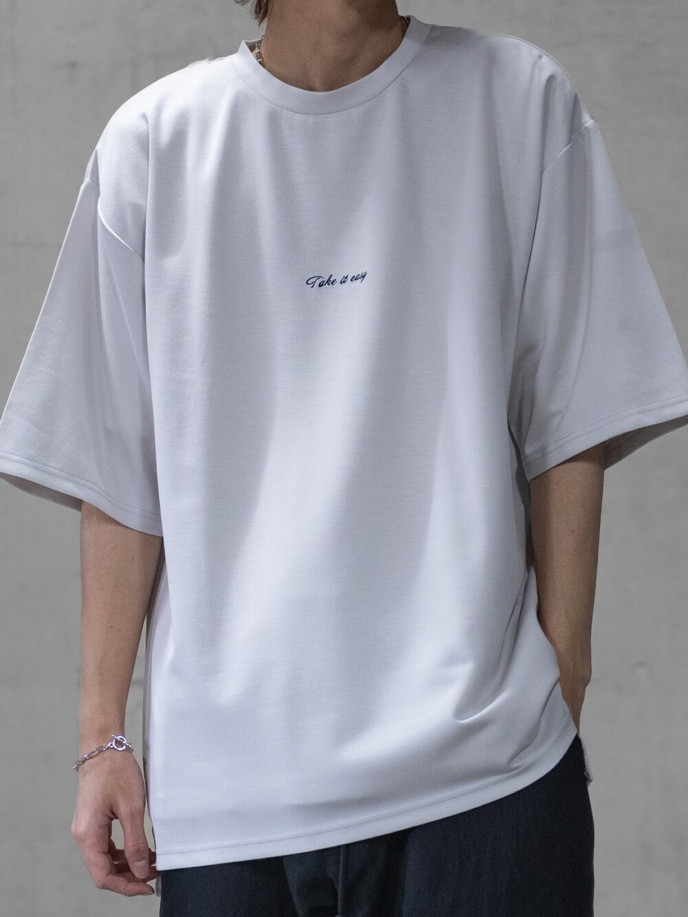 グレー系のTシャツ/カットソー、ブラック系のドレスシューズを着用したメンズの春コーディネートの5枚目の写真