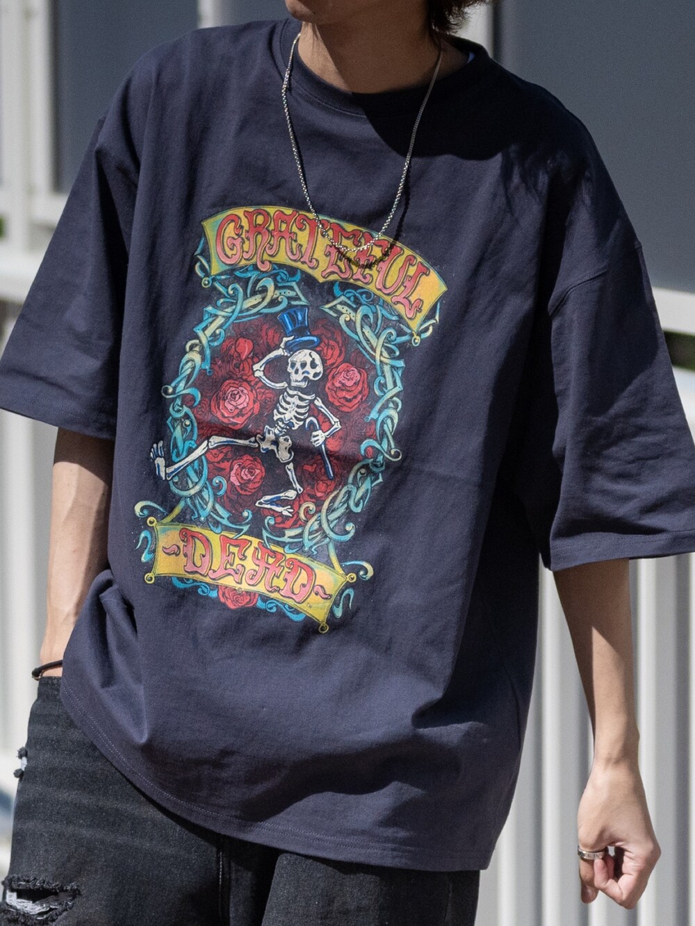 ブラック系のデニムパンツ、グレー系のTシャツ/カットソーを着用したメンズの夏コーディネートの2枚目の写真