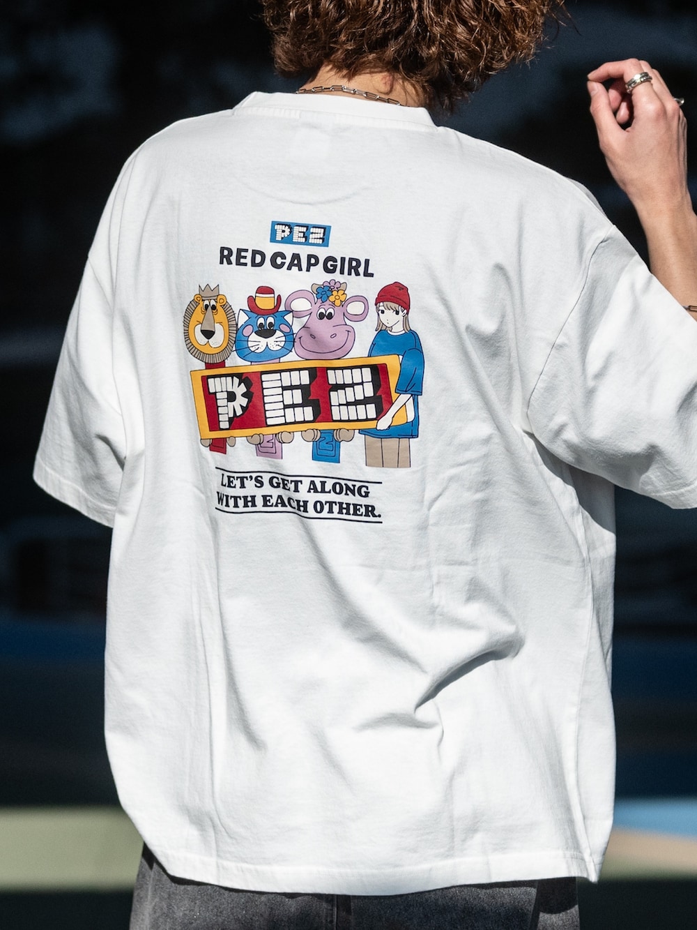 ブラック系のカーゴパンツ、ホワイト系のスニーカー、ホワイト系のTシャツ/カットソーを着用したメンズの春コーディネートの3枚目の写真