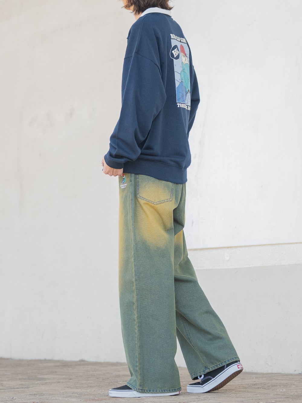 ブラック系のスニーカー、グリーン系のデニムパンツ、ブルー系のスウェットを着用したメンズの冬コーディネートの2枚目の写真