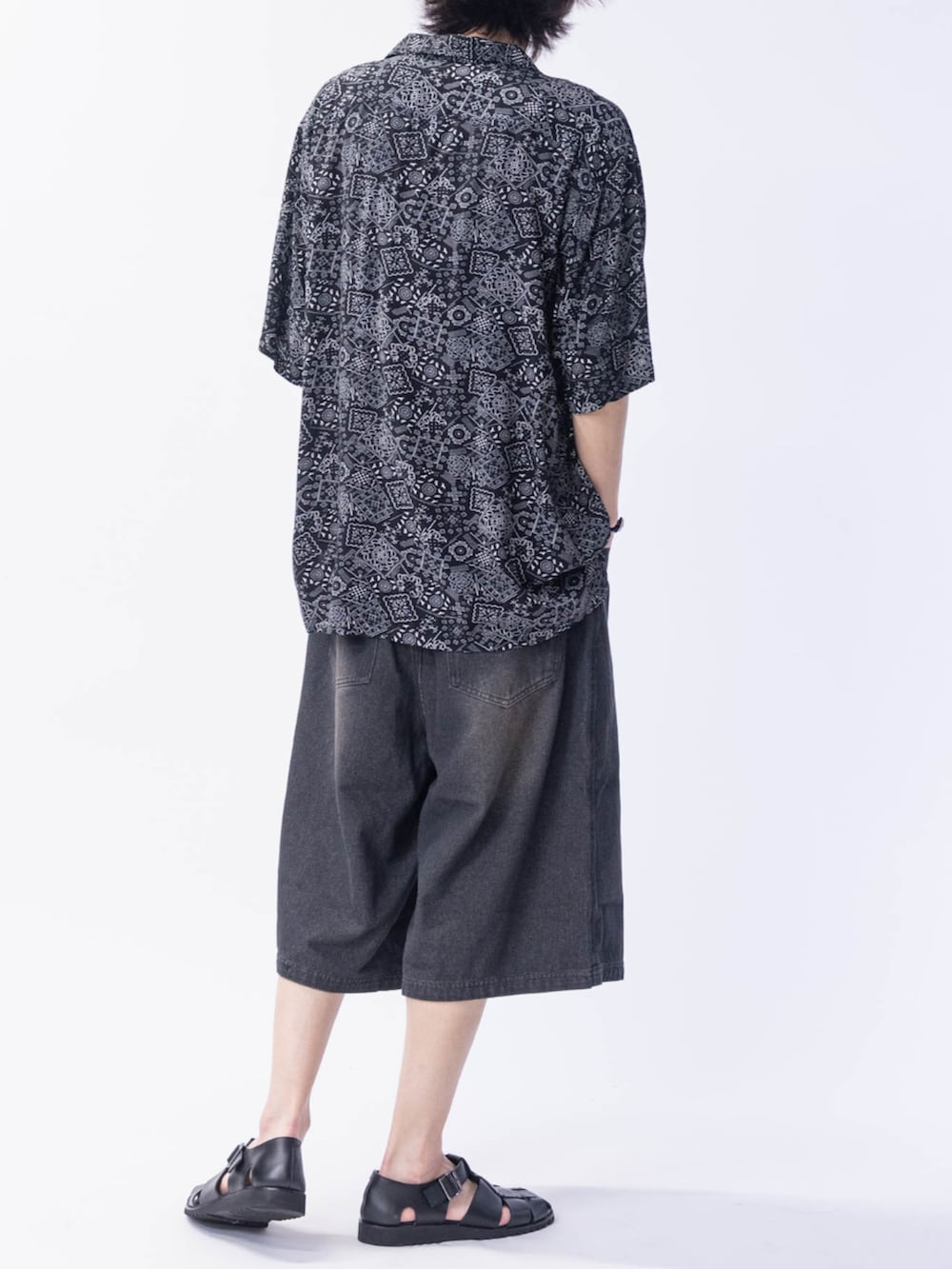 その他のシャツ/ブラウス、ブラック系のデニムパンツを着用したメンズの夏コーディネートの3枚目の写真